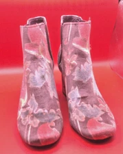 INDIGO RD FLORAL PULL ON BOOTIES SIZE 6M 	SH10