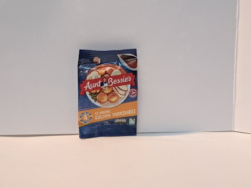 *Zuru Mini Brands* UK Aunt Bessie's Golden Yorkshire Puddings - Picture 1 of 2