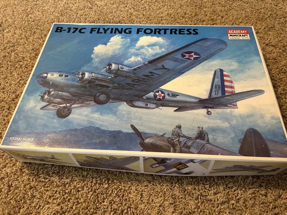 Photos - Academy 1/72 B-17D Flyng Fortress | A Mltary Photo & Vdeo