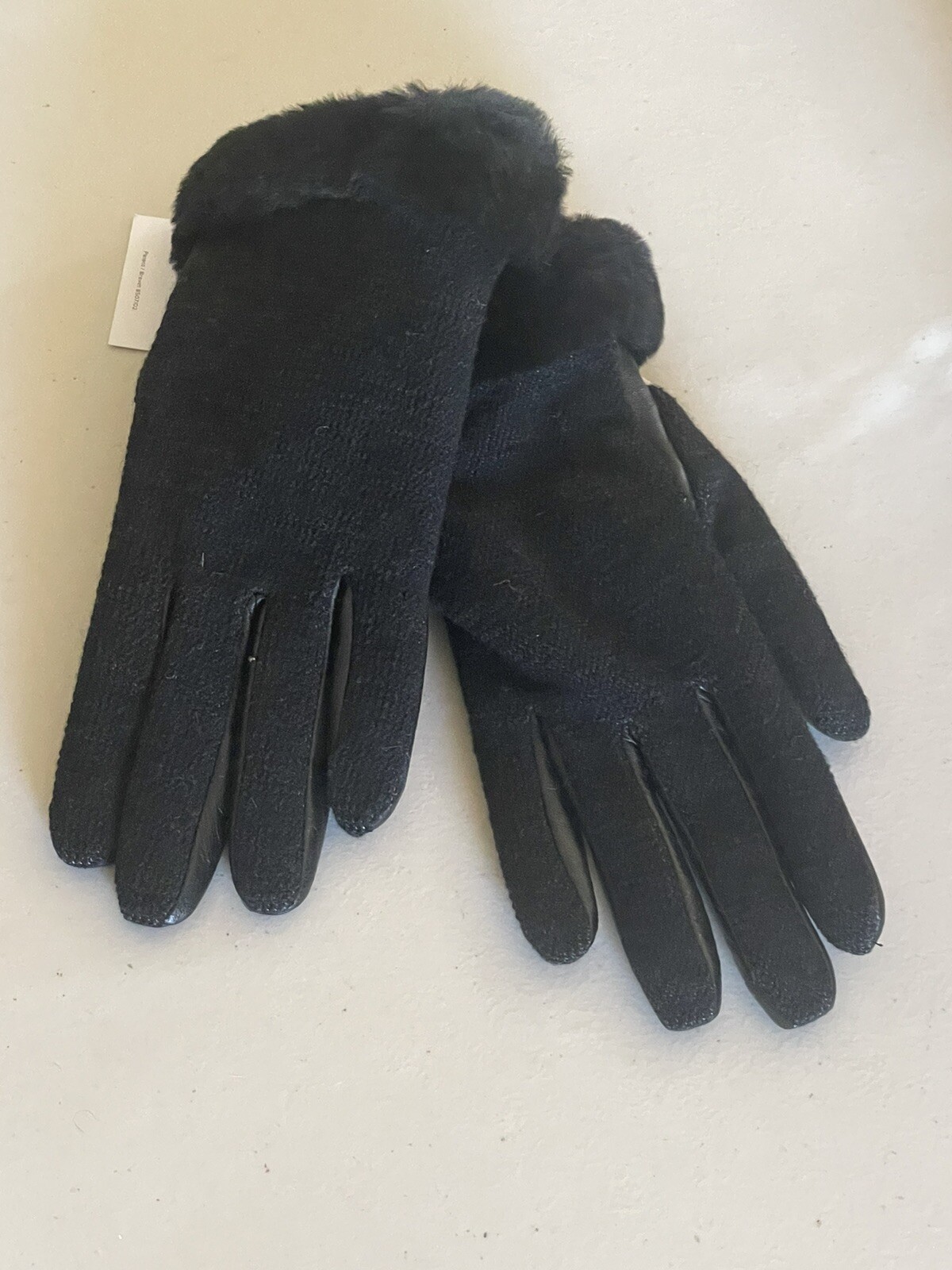 UGG FABRIC AND LEATHER SHORTY GLOVE IN BLACK SIZE M