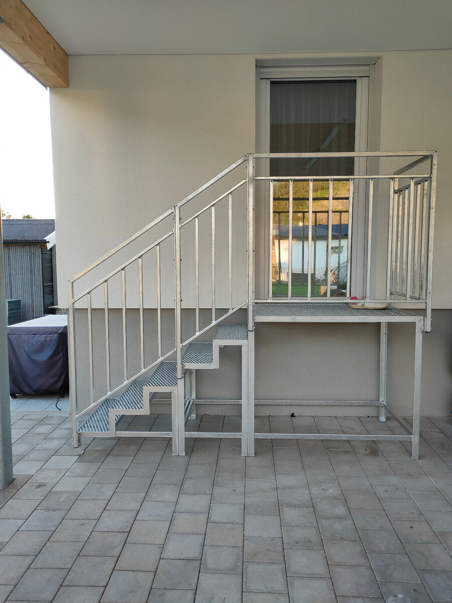 4 Stufen Außentreppe mit Podest 100x100cm verzinkt Breite 100 cm Höhe  90-105 cm