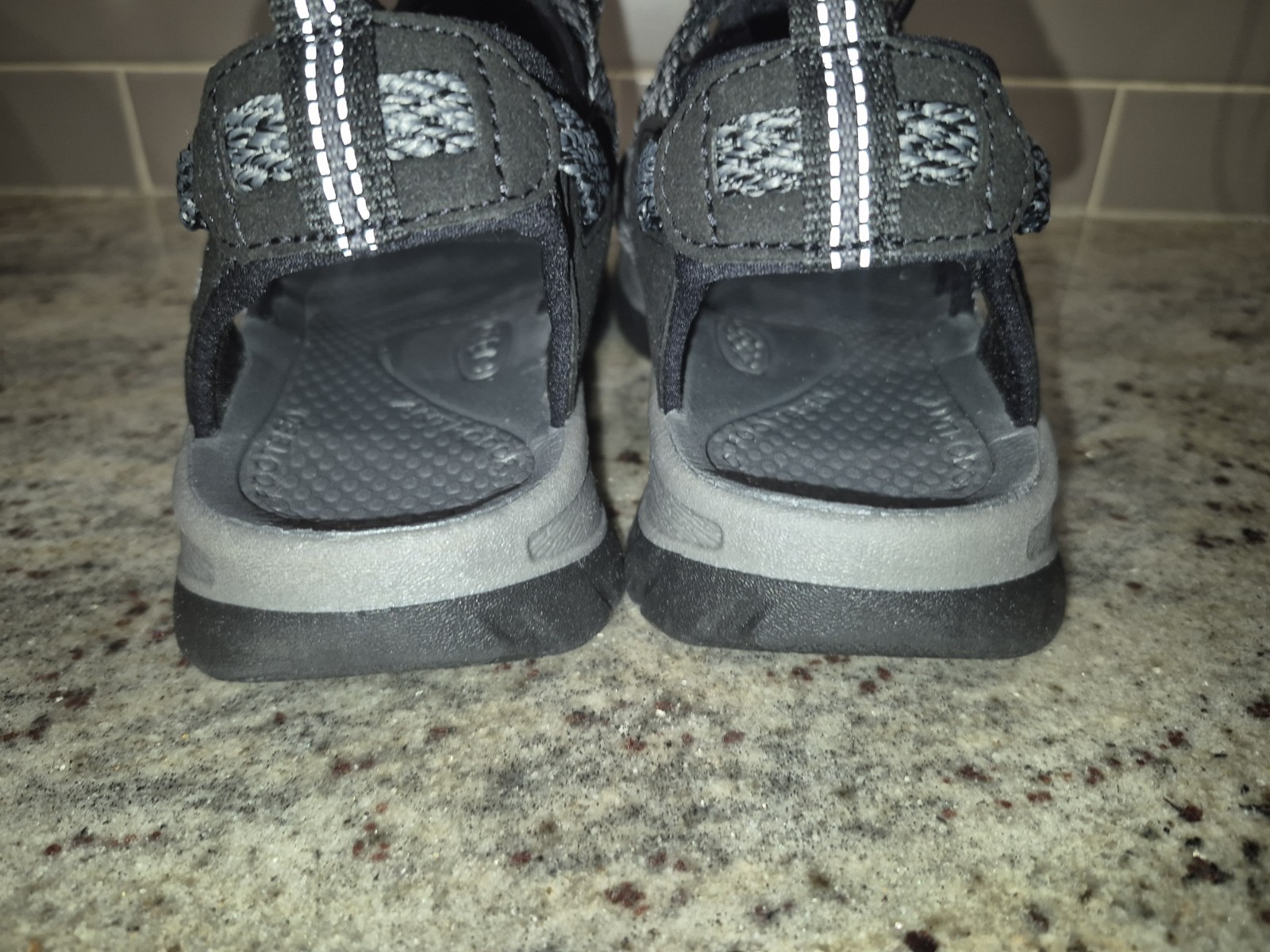 SANDALO KEEN DONNA WHISPER PUNTA CHIUSA SPORT COMFORT IMPERMEABILE NERO GRIGIO