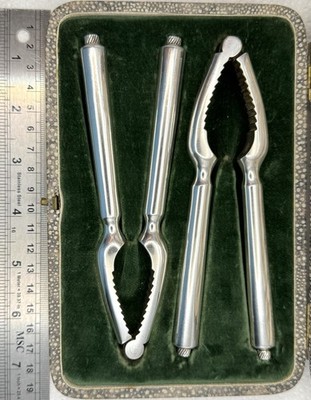 Walker & Hall antikes versilbertes Nussknacker Set mit Etui.