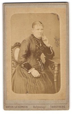 Fotografie Anton Lehemeir, Trostberg, Dame in feiner Kleidung mit gelangweitem  