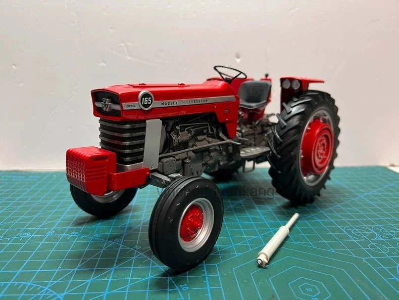UH1/16 Massey Ferguson MF165 Alloy Tractor Model - Image 2 of 4