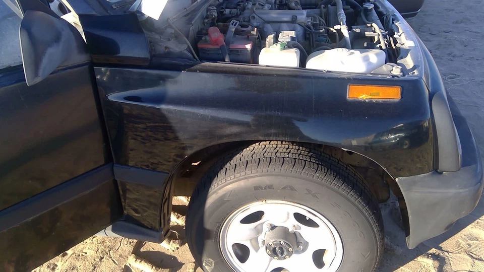 Guardabarros delantero derecho Geo Tracker 1989-1998 pasajero OEM negro 5860060811 Foto 4 de 4