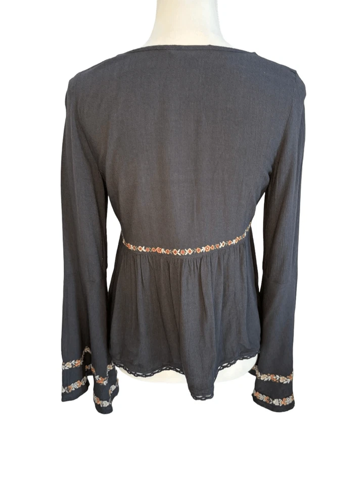 Camiseta para mujer American Eagle Outfitters XS azul floral bordado manga campana Foto 3 de 4