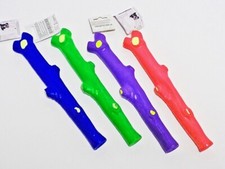 Hundespielzeug - St&ouml;ckchen Ast - Squeaker - 28cm - Kunststoff - diverse Farben -