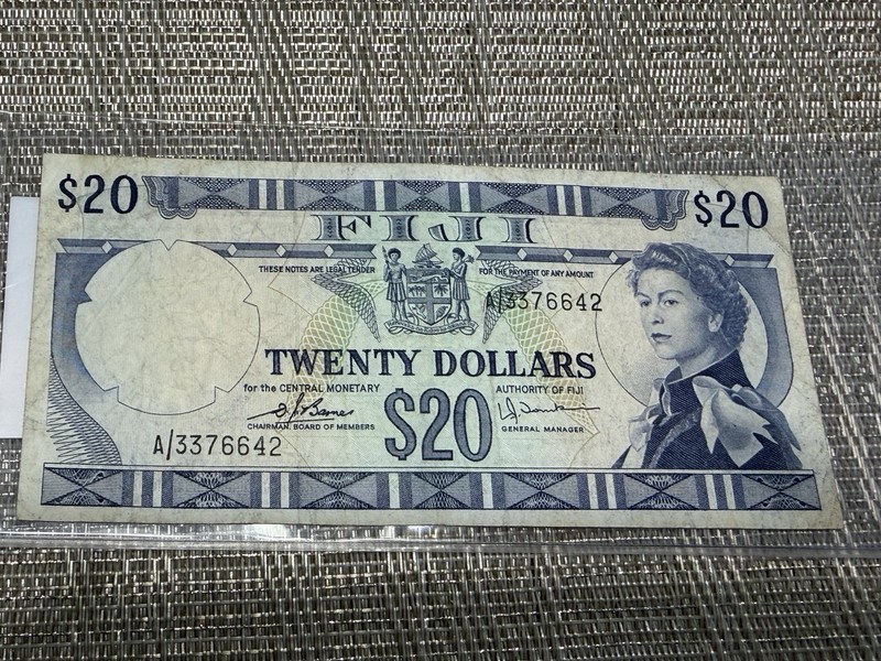 Fiji 20 Dollars ND (1974) 75c Central Bank RARE Signature Barnes/Tomkins Pinhole