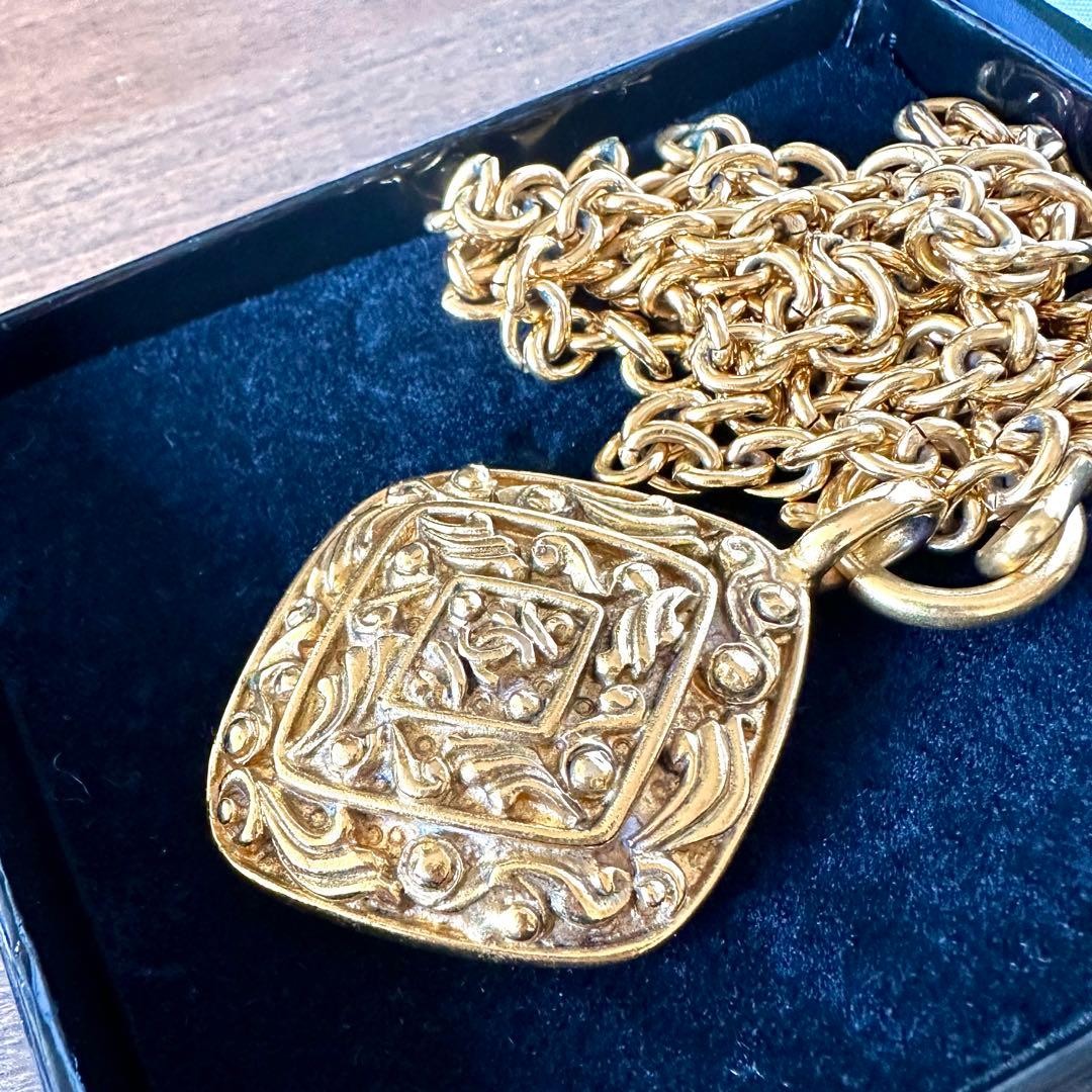Chanel Gold Plated Necklace, Vintage, Made in France, Box Included thumbnail 2
