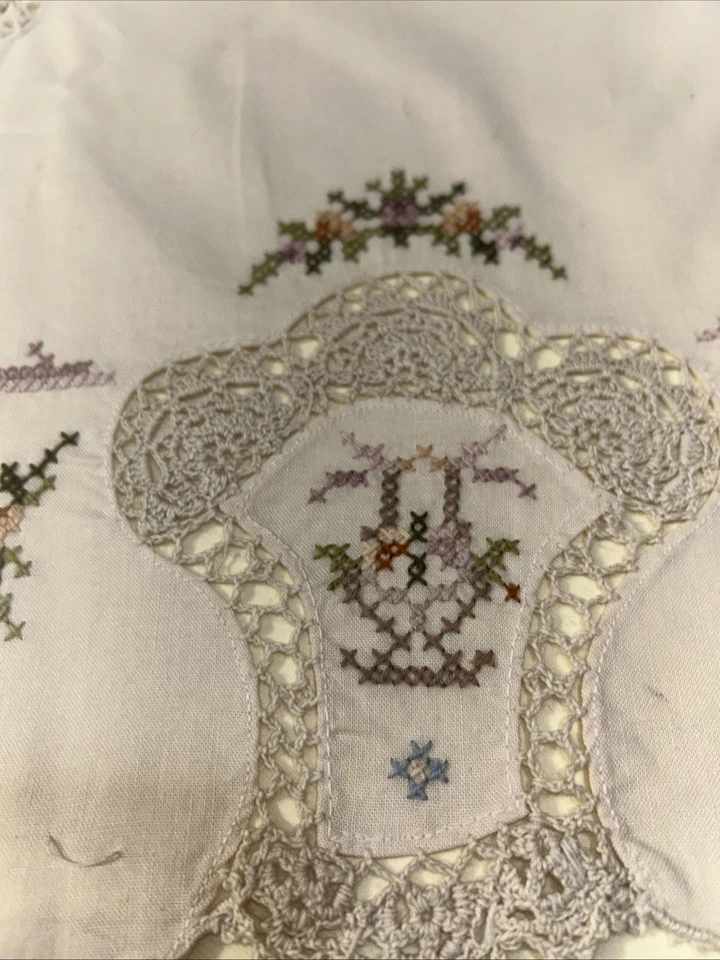 Cubierta de mesa con tapete bordado y ganchillo 32" redonda cesta de flores bordada de colección Foto 3 de 3