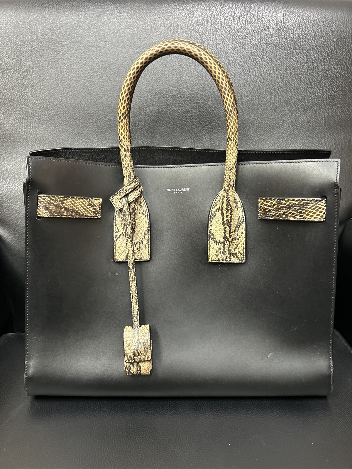 Borsa Yves Saint Laurent YSL Sac De Jour piccola in pelle nera pitone goffrato
