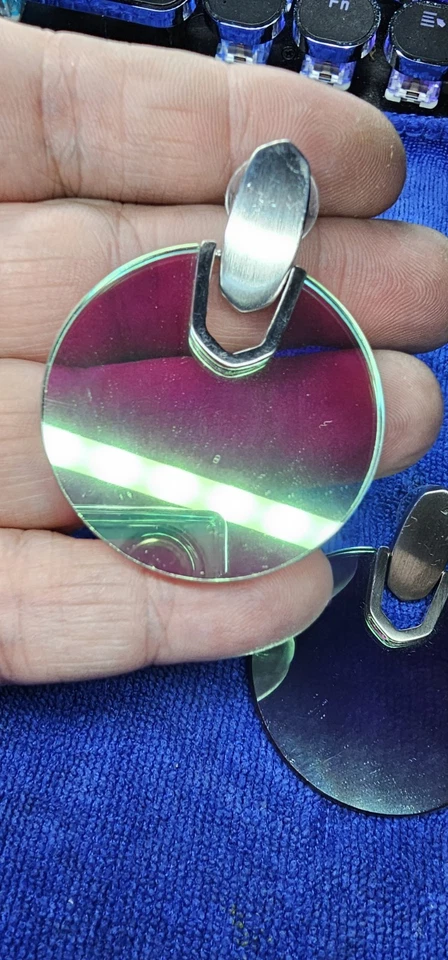 Pendientes Kendra Scott Didi tono plata y vidrio dicroico gota llamativa... Foto 2 de 4