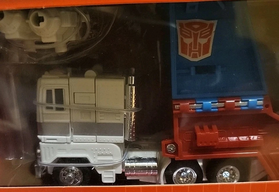 2002 Hasbro Transformers G1 Commemorative Series I Autobot Ultra Magnus MIB - Image 3 of 4