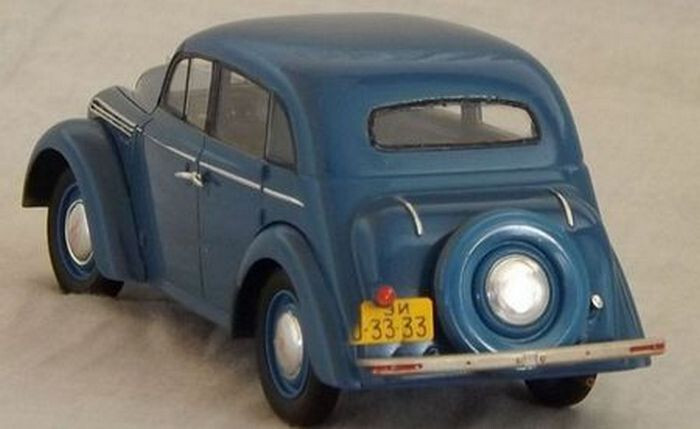 ICM Models Moskvitch 401-420 Saloon 1/35 Scale Soviet Car Model Kit - View #4