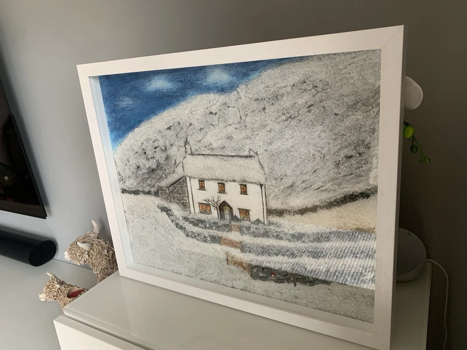 Dibujo original de madera y pizarra de carbón en la nieve de la granja de tejos en la nieve  Foto 2 de 3