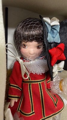 Vtg 8'' Marie Osmond Disney ENGLISH BEEFEATER 29928 It's a Small World signed COA
