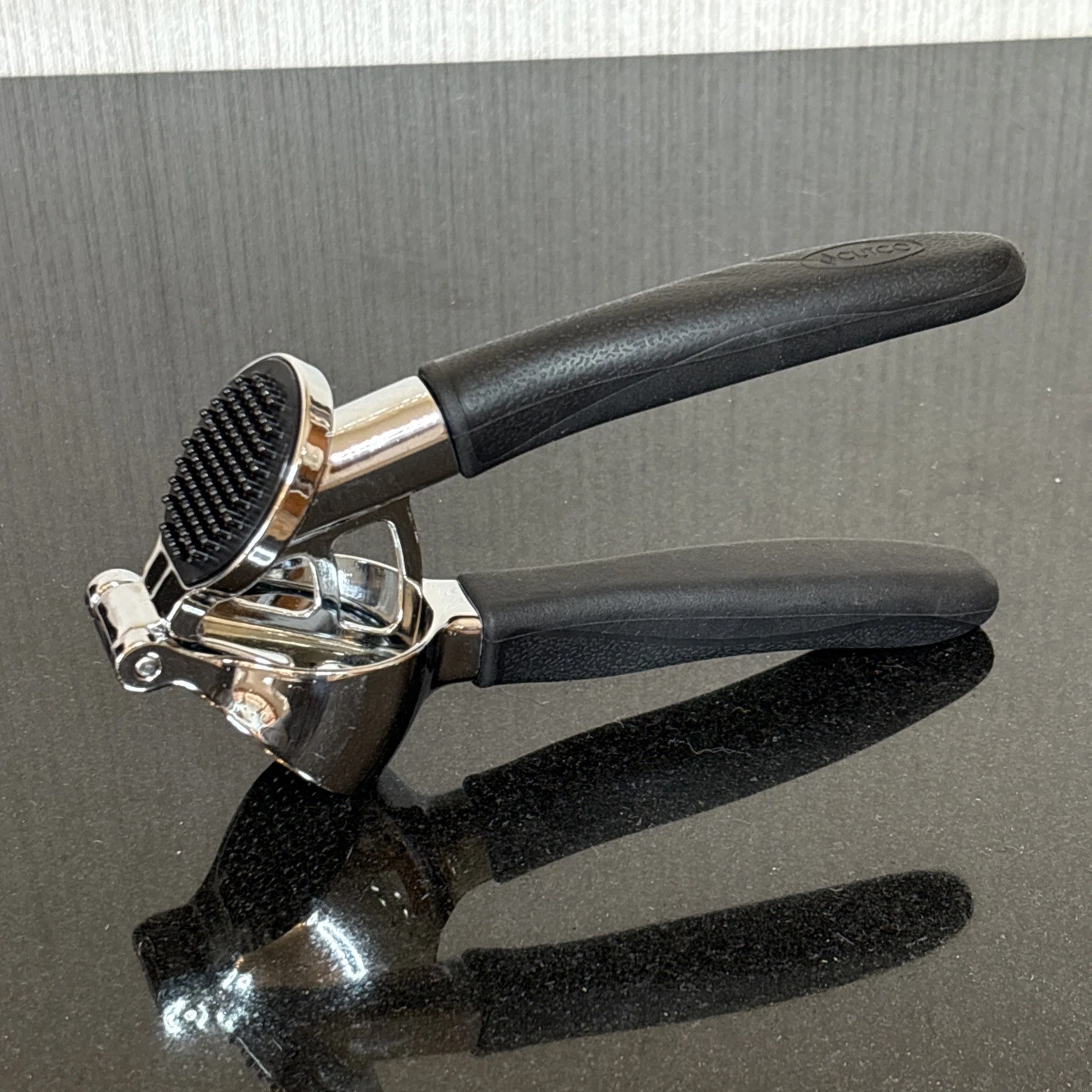 Cutco Garlic Press Stainless Steel Ergonomic Gripping Handle Discontinued 1505
Opens in a new window