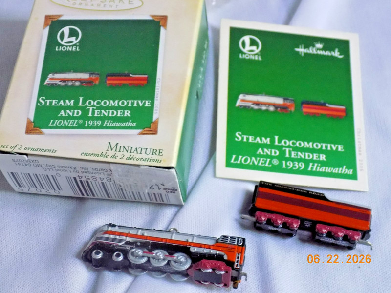 Hallmark Keepsake Ornament 2005 Lionel 1939 Hiawatha Steam Locomotive and Tender