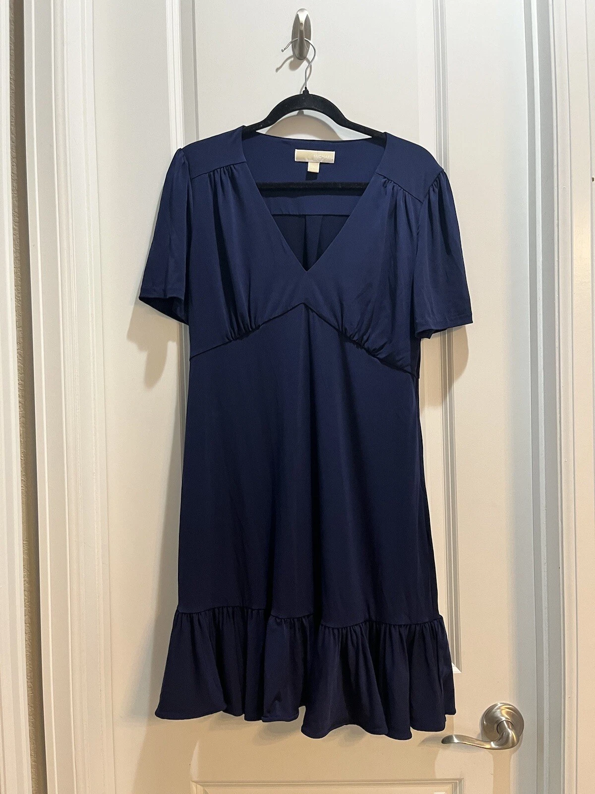 Abito Michael Kors scollo a V manica orlo con volant blu navy grande da ascella ad ascella 20"