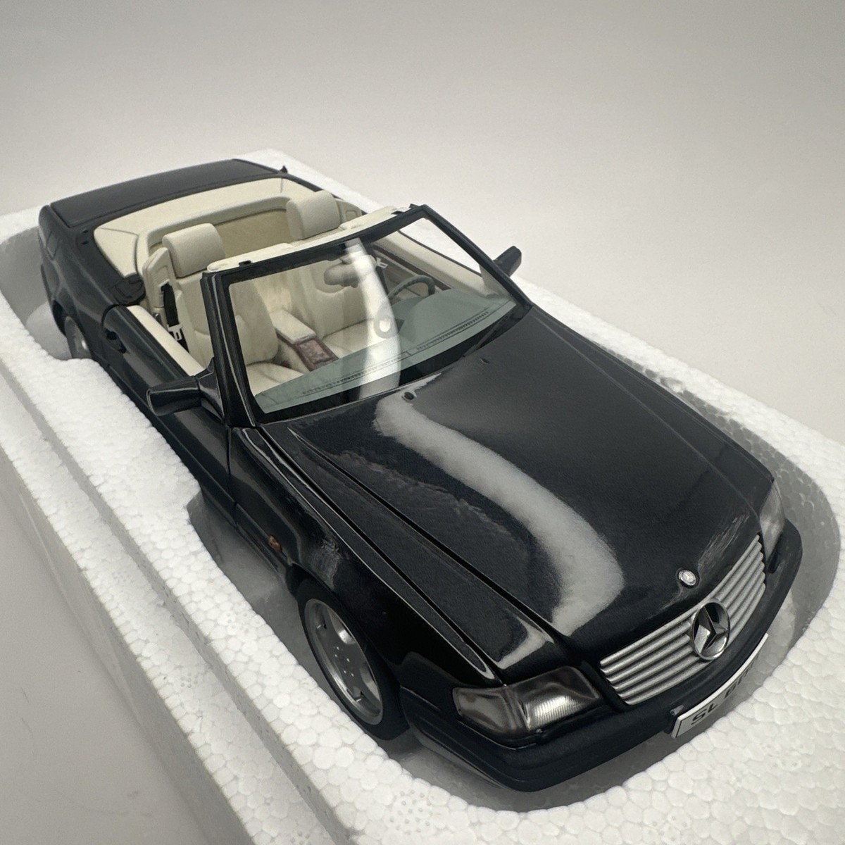AUTOART MILLENIUM 1:18 MERCEDES-BENZ SL 600 1997 BLACK METALLIC