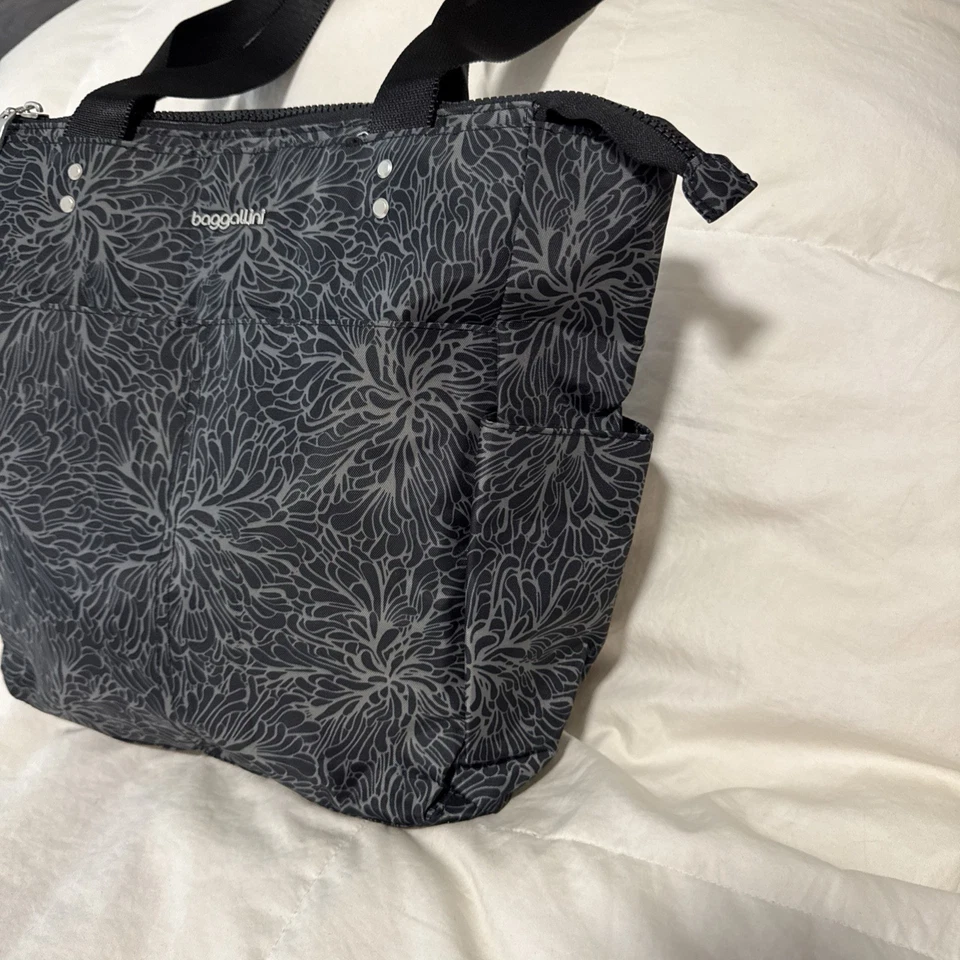 Bolso de viaje Baggallini Carryall Weekender para mujer ligero de nailon Foto 2 de 4