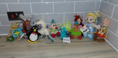 Gemischte Disney Plüschtiere - Toy Story, Mad Hater, Bugs Life, Raya, Cinderella