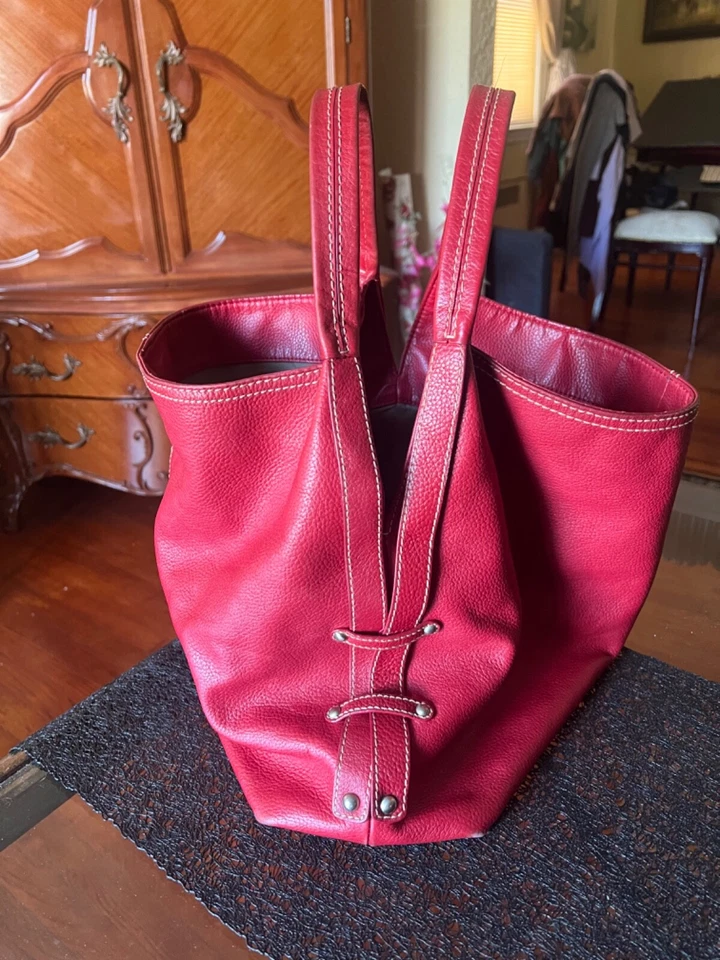 Hobo oversized de couro macio vermelho COLDWATER CREEK. Bolsa de ombro bolsa de viagem - Imagem 3 de 4