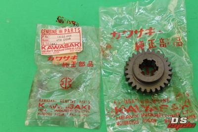 NOS KAWASAKI KZ400 1974-1978 Output Shaft 4th Gear PART# 13135-026