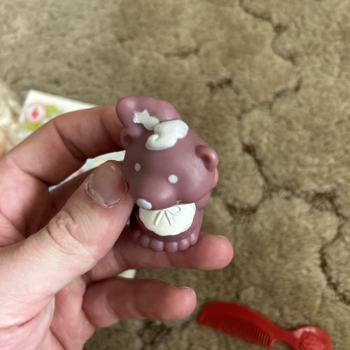 Pastel de ángel de fresa de colección con mofeta de souffle para mascotas y peine años 80 - Imagen 17 de 22