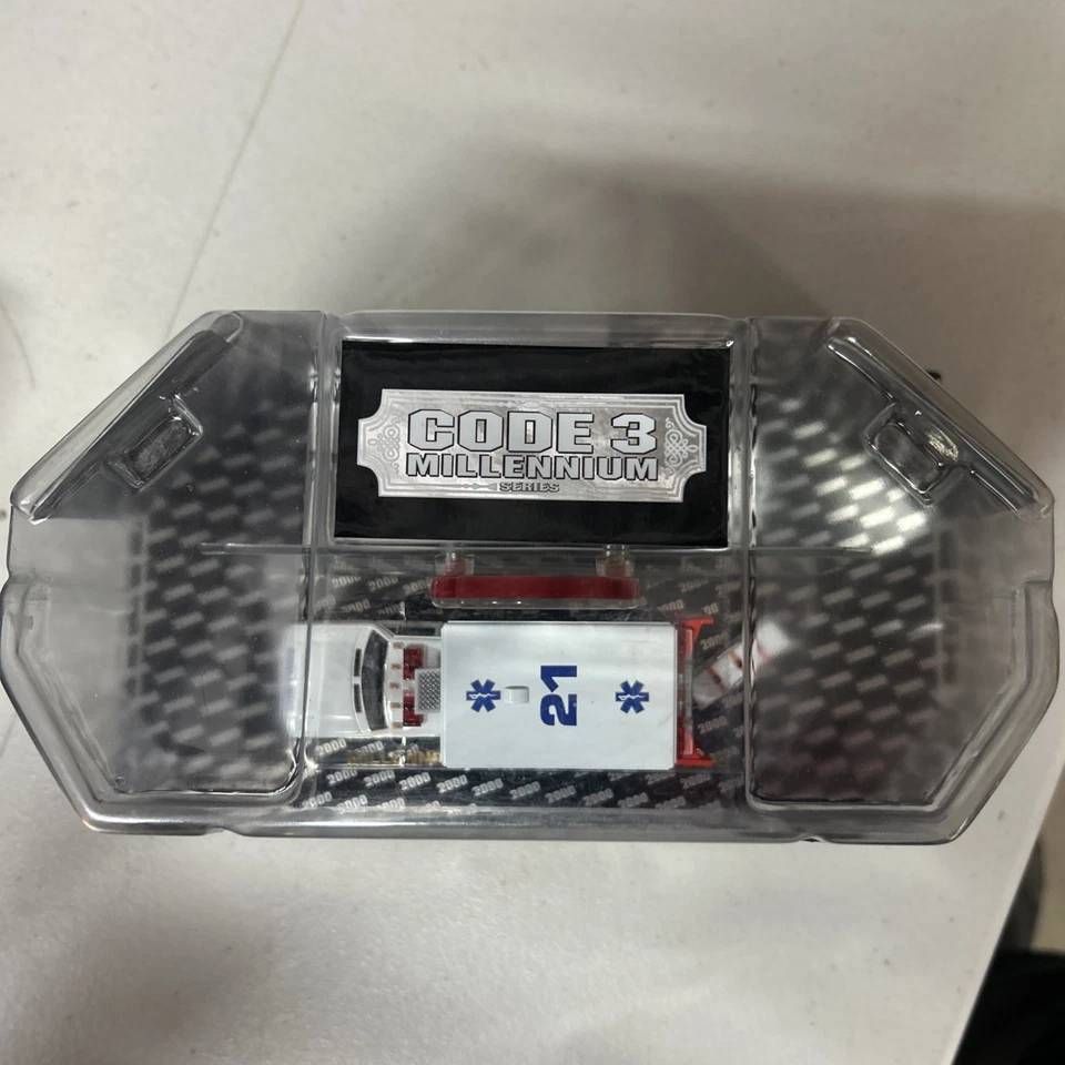 Código 3 Ambulancia #12214 Millenium Ford F-350 Foto 3 de 4