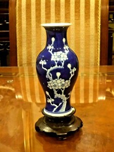 BEAUTIFUL ANTIQUE CHINESE BLUE ON WHITE PORCELAIN VASE WITH MARK AND STAND