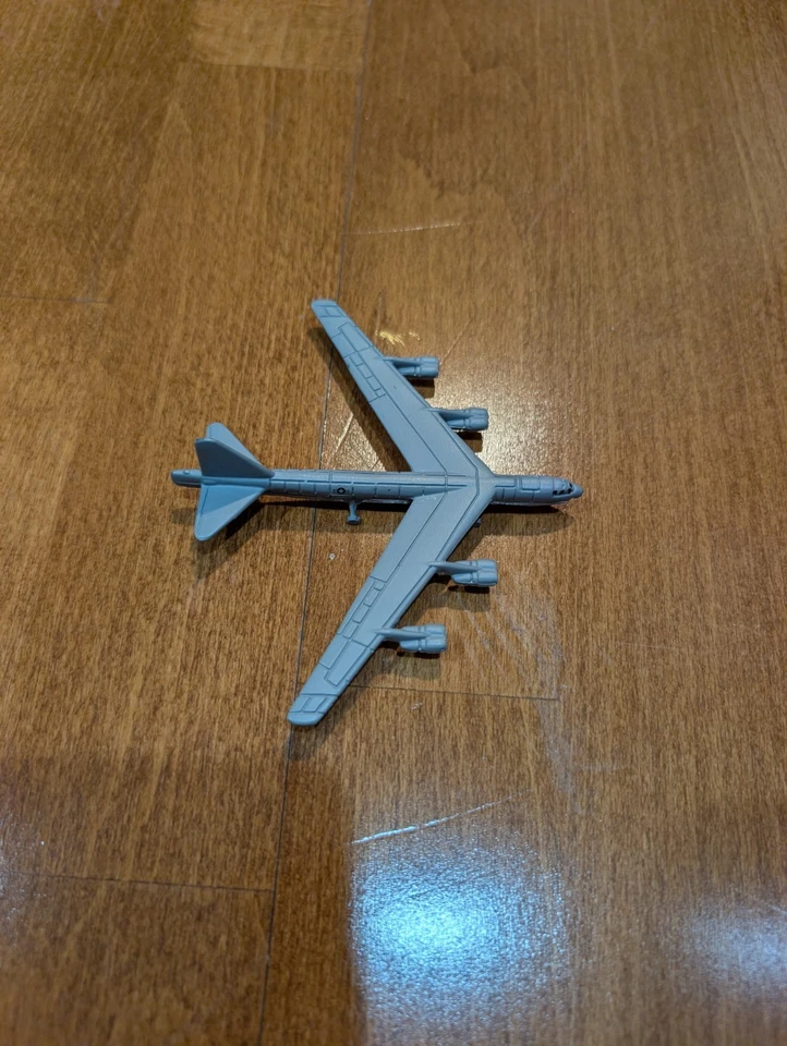 Micro Machines Military B-52 FF Verde 3 tons camuflagem USAF - Imagem 4 de 4