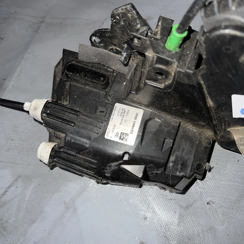 RANGE ROVER SPORT L494 13-22 OFFSIDE REAR RIGHT DOOR LOCK AND HANDLE BRACKET - Image 4 of 4