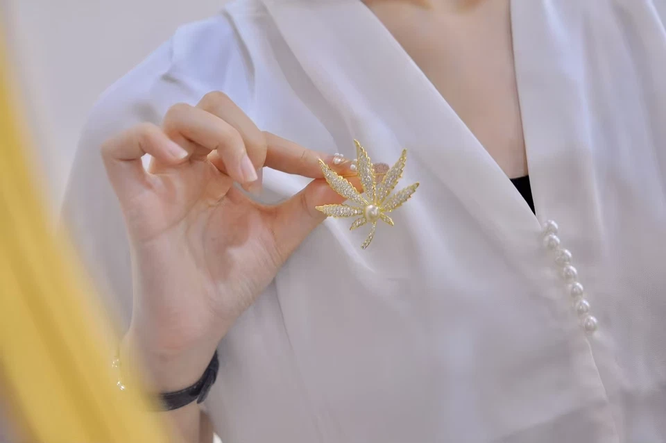 Broche prendedor de hojas unisex de perlas doradas naturales corte redondo de 2 quilates enchapado en oro amarillo de 14 quilates Foto 2 de 4