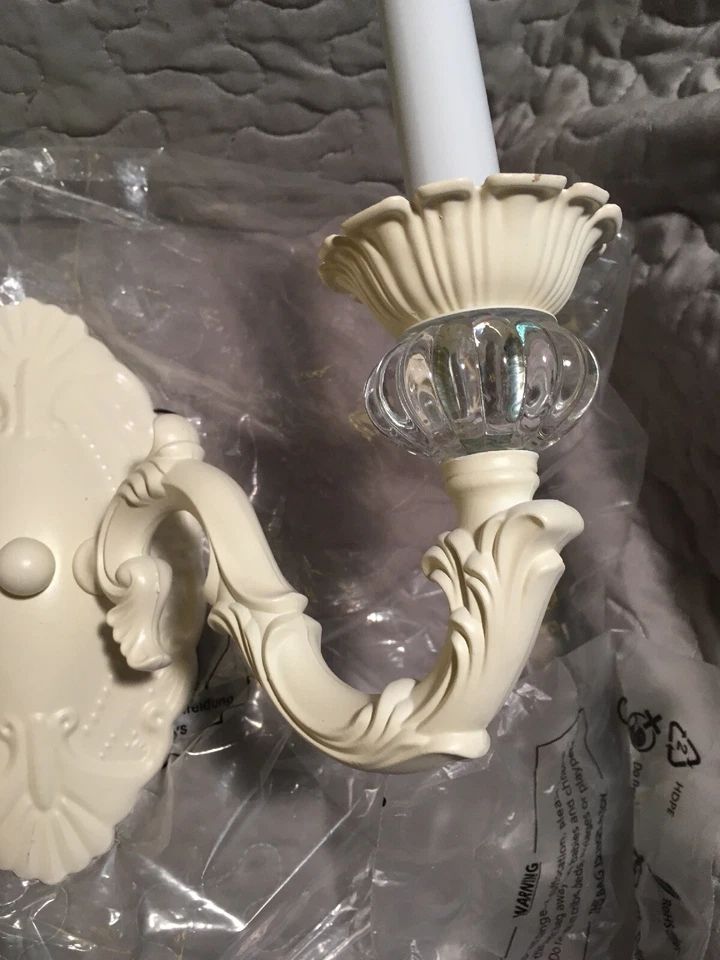 Aplique de pared torreta de metal blanco Jubilee de 2 brazos modelo #830002 Foto 3 de 4