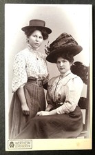 CDV Foto um 1900,  2 Junge sehr hübsche Damen mit Hut, Berlin