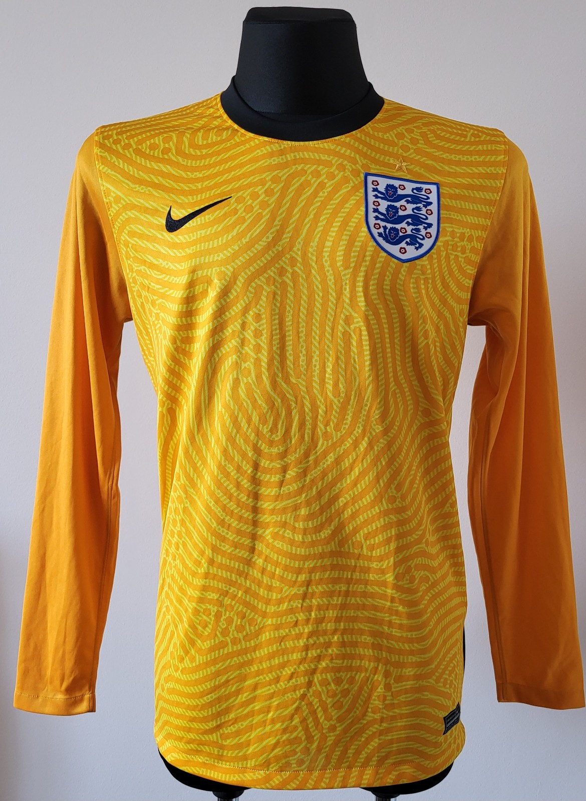 England 2020 - 2021 Goalkeeper football Nike long sleeve jersey size Large