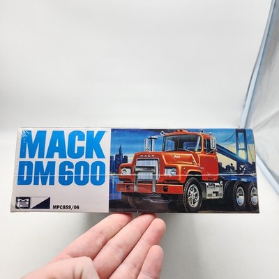 UH 1972 MPC Mack DM 600 Tractor Semi Truck 1/25 Plastic Model Kit
