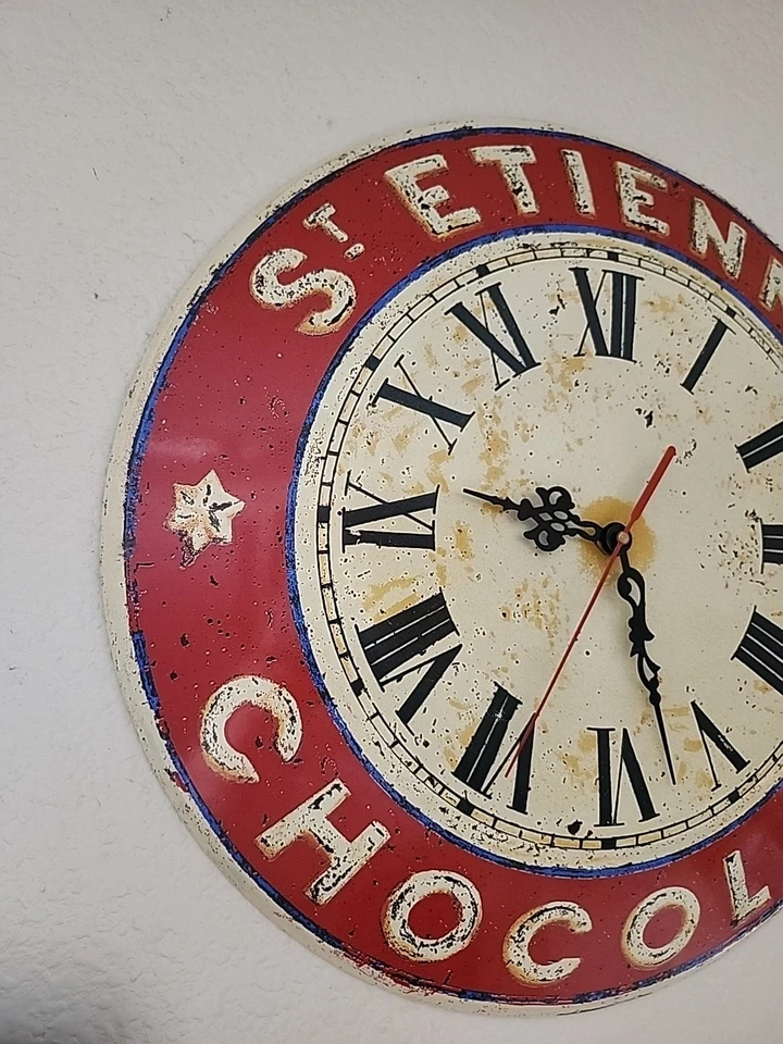 "Reloj de pared de hojalata St Etienne Chocolat 13,5"" de Roger Lascelles Clocks Of London"  Foto 2 de 4
