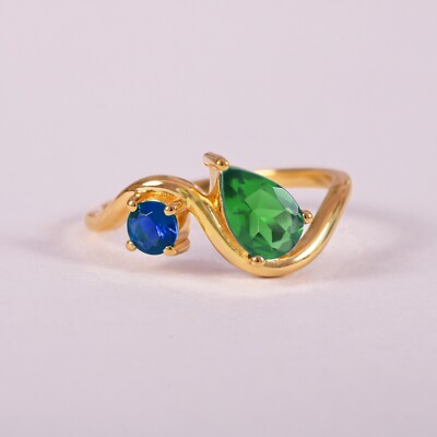 Pear Cut Emerald & Blue Sapphire Curve Toi et Moi Band Ring In 14k Yellow Gold