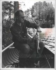 1959 Press Photo Mel Ellis Takes The Hook From A Three Pound Walleye - Mja99825 1959 Press Photo Mel Ellis Takes The Hook From A Three Pound Walleye - Mja99825