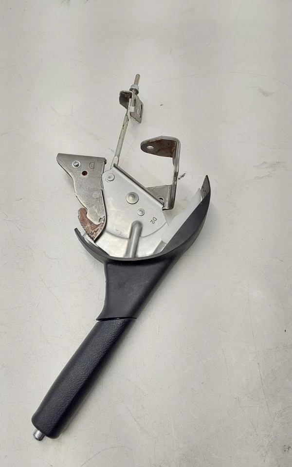 Toyota Yaris SE 2013 manija de emergencia control de freno de estacionamiento OEM 46201-52130 Foto 2 de 4