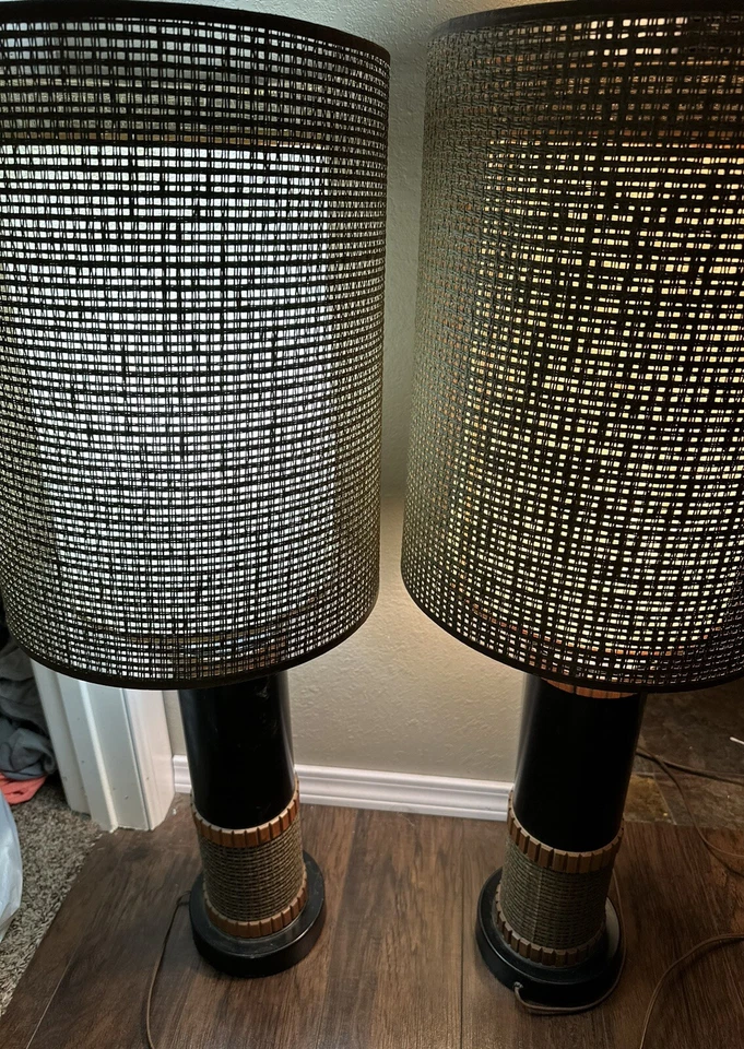 PAR DE LÁMPARAS DE MESA DANESAS MCM VINTAGE PANTALLAS DE RATÁN INTERIOR PANTALLA DE FIBRA DE VIDRIO ☼ Foto 2 de 4