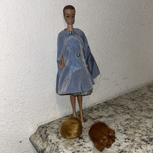 Vintage 1963 Barbie Doll FASHION QUEEN #870 With Two Wigs E3