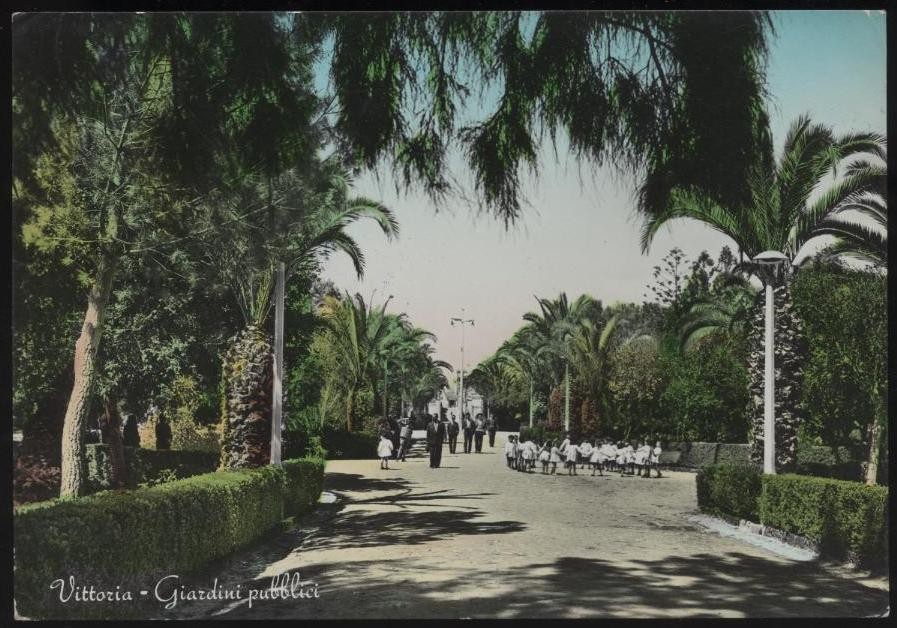 cartolina VITTORIA giardini pubblici