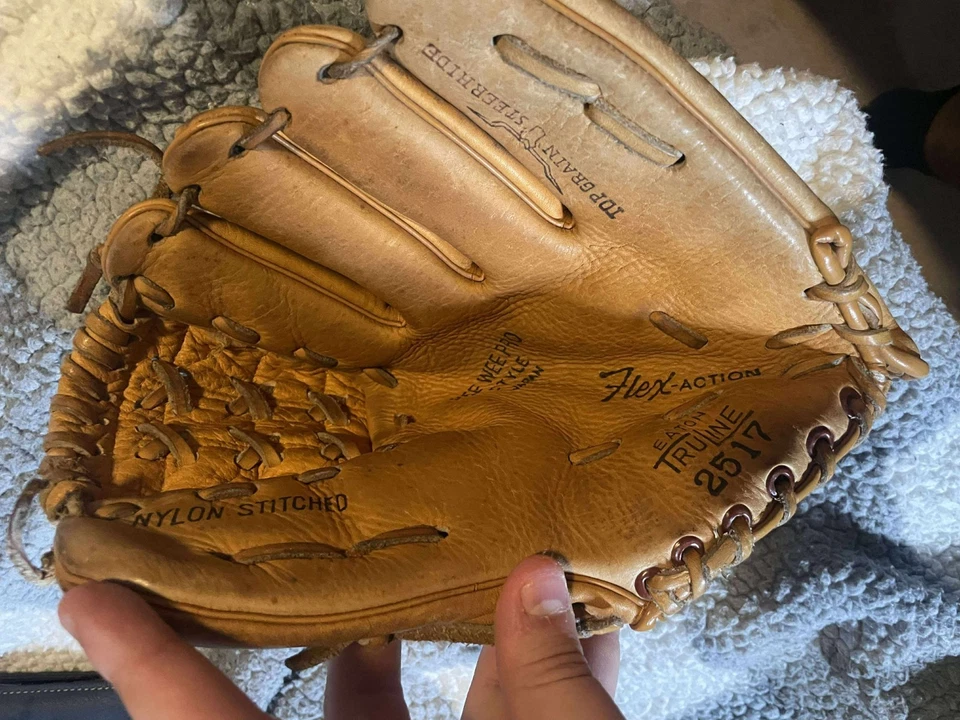 Eaton's 'TruLine 2511" Jr Pro Baseball Glove  Gordie Howe endorsed signed JSA - Image 3 of 4