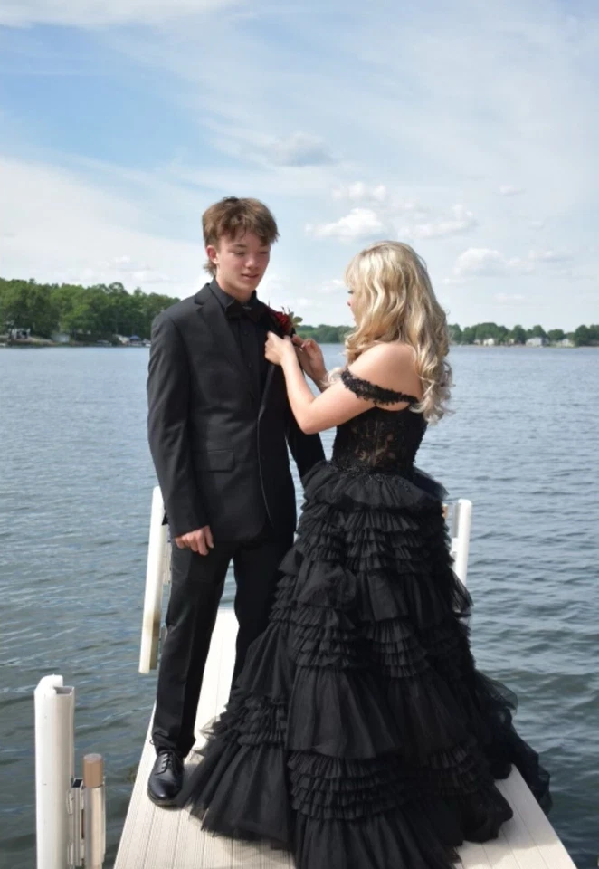 Vestido de graduación Sherri Hill negro Foto 3 de 4