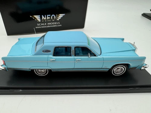 Neo 1/43 Resin car model Lincoln Continental Town Car 1982 Blue - Picture 5 of 8