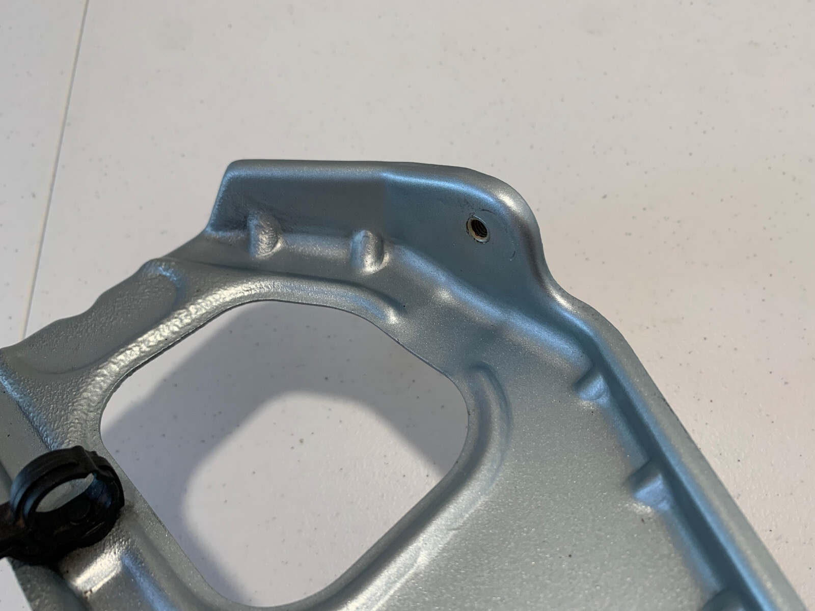 06 Maserati Quattroporte M139 FRONT RIGHT HEADLIGHT BRACKET USED